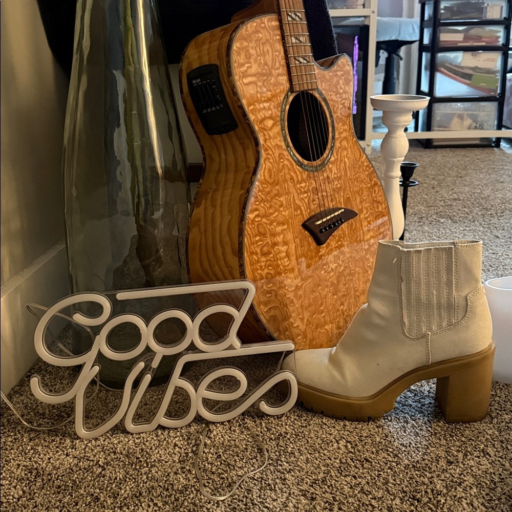LED “Good Vibes” Neon Wall Sign Light – White - Picture 3 of 3